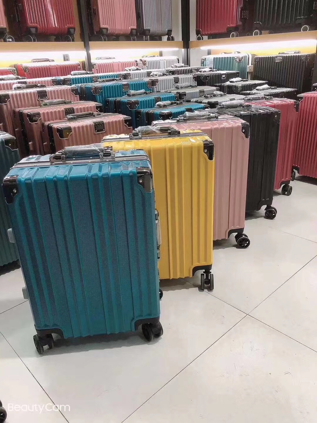 全铝拉杆旅行箱白底实物图