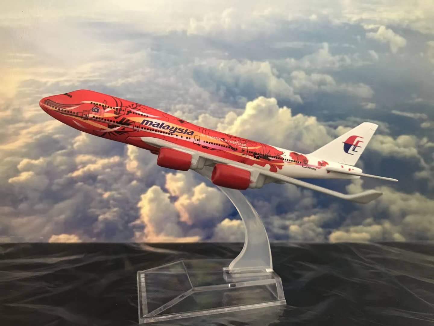 Model aircraft (16CM Malaysia Airlines B747-400 saffron painting) alloy model aircraft