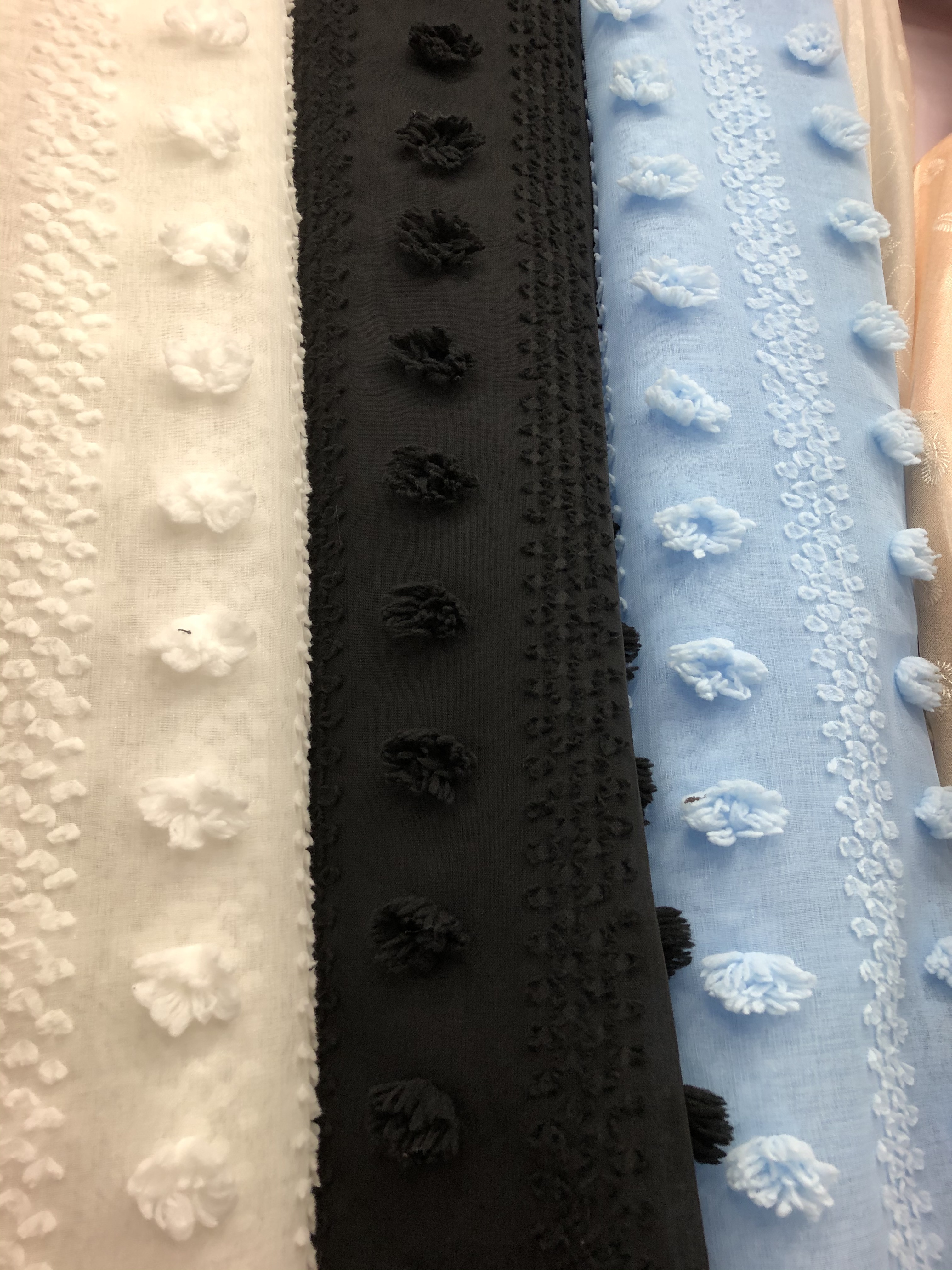 This season's new style of blue striped large wool ball fabric is sold directly by the manufacturer in stock details Picture