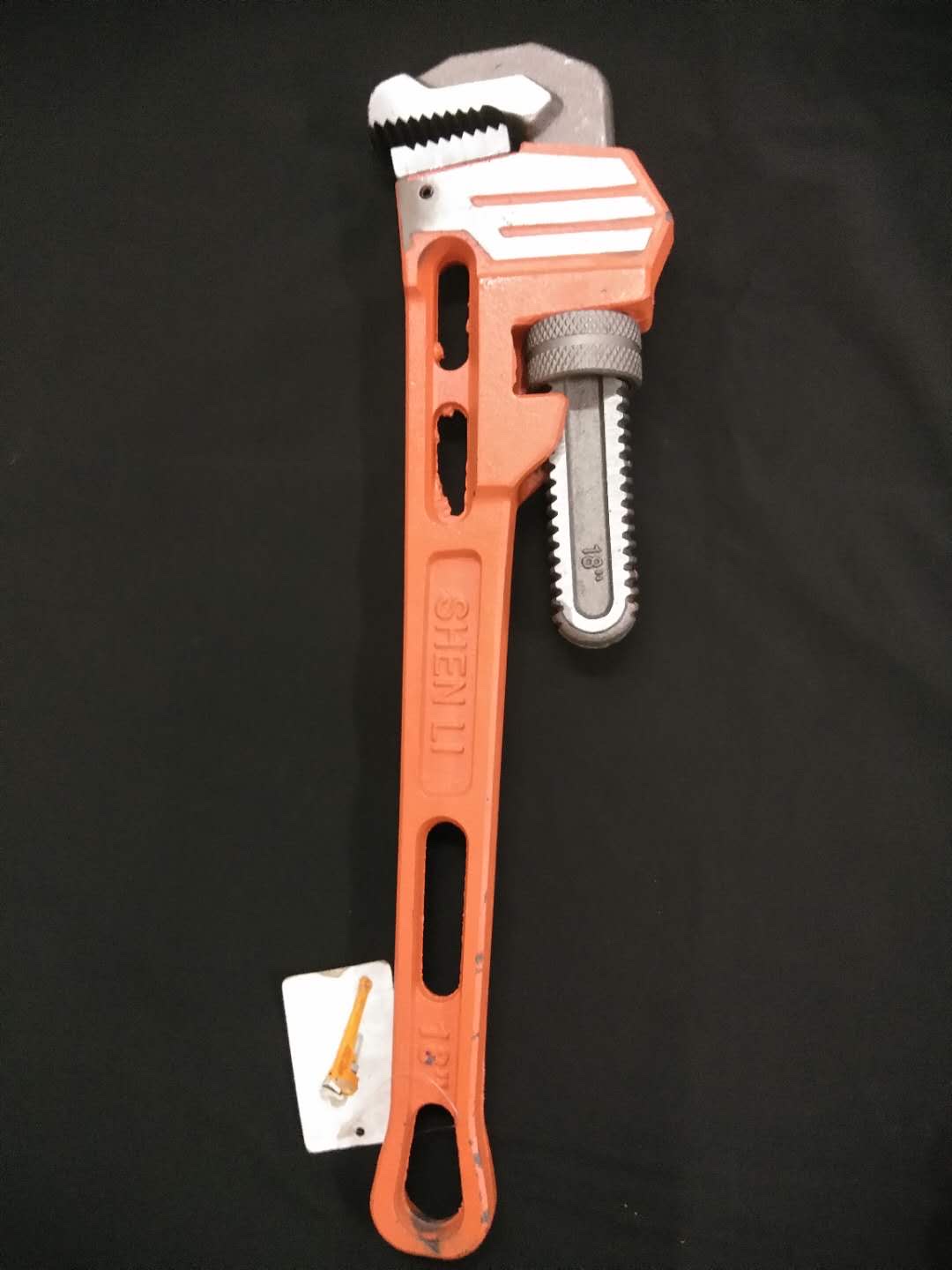 14-inch hardware tools, quick pipe wrench, pipe wrench, American heavy-duty plastic-coated pipe wrench, pipe repair wrench Application Scenario