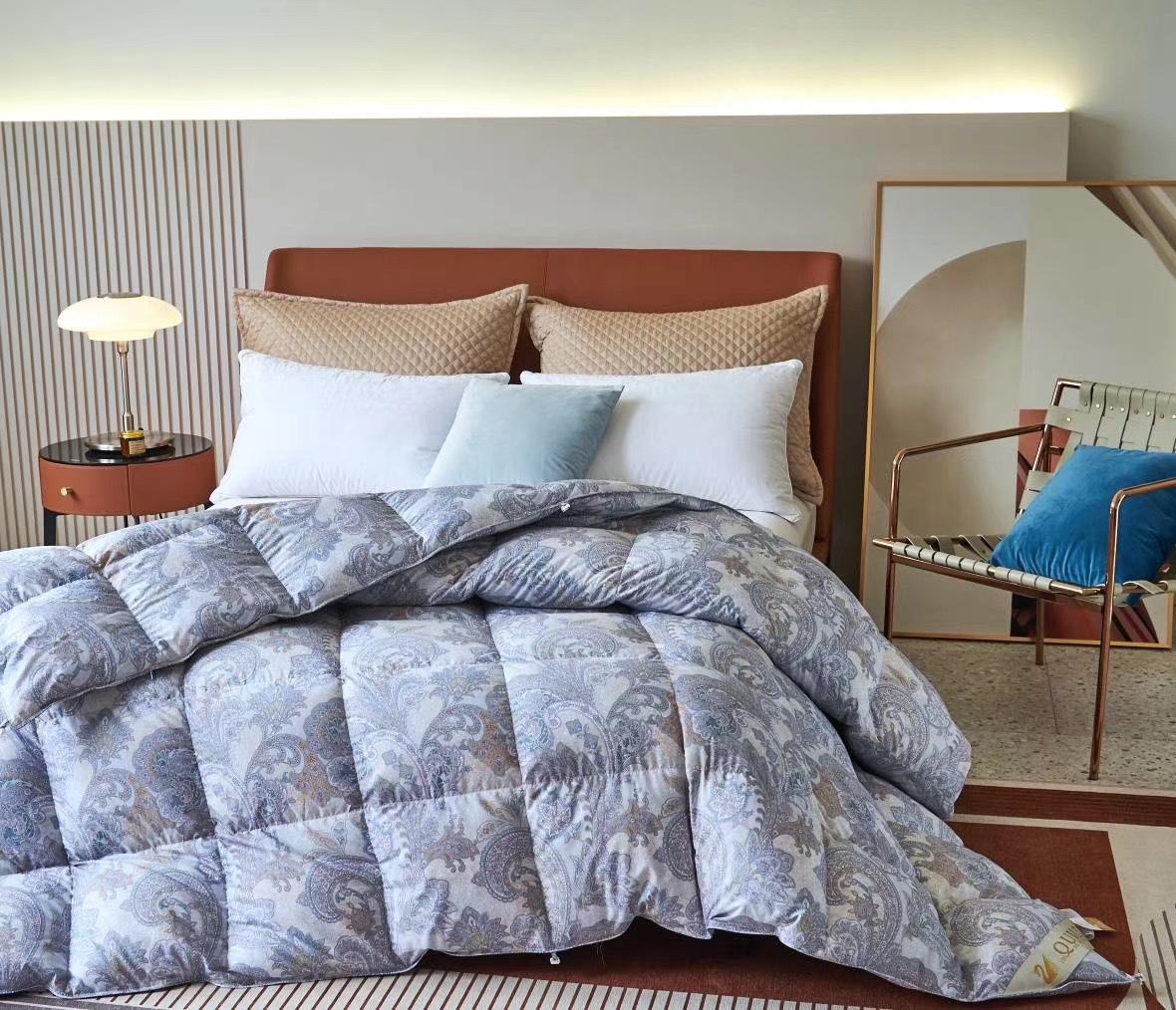 The white goose down quilt is in full bloom Item Picture