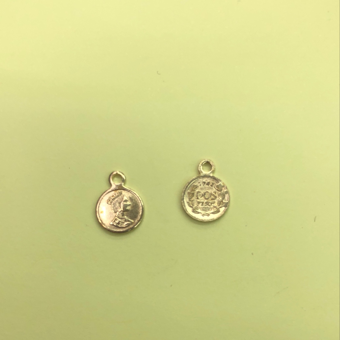 The XH04926 head coin has a hanging 7mm