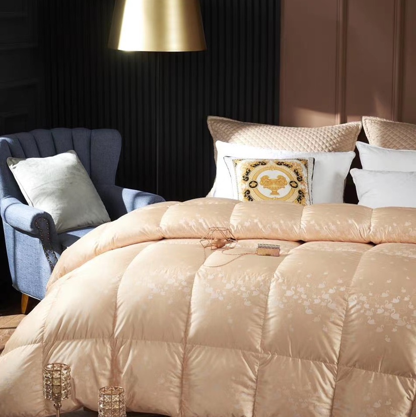 Silk-like goose down quilt