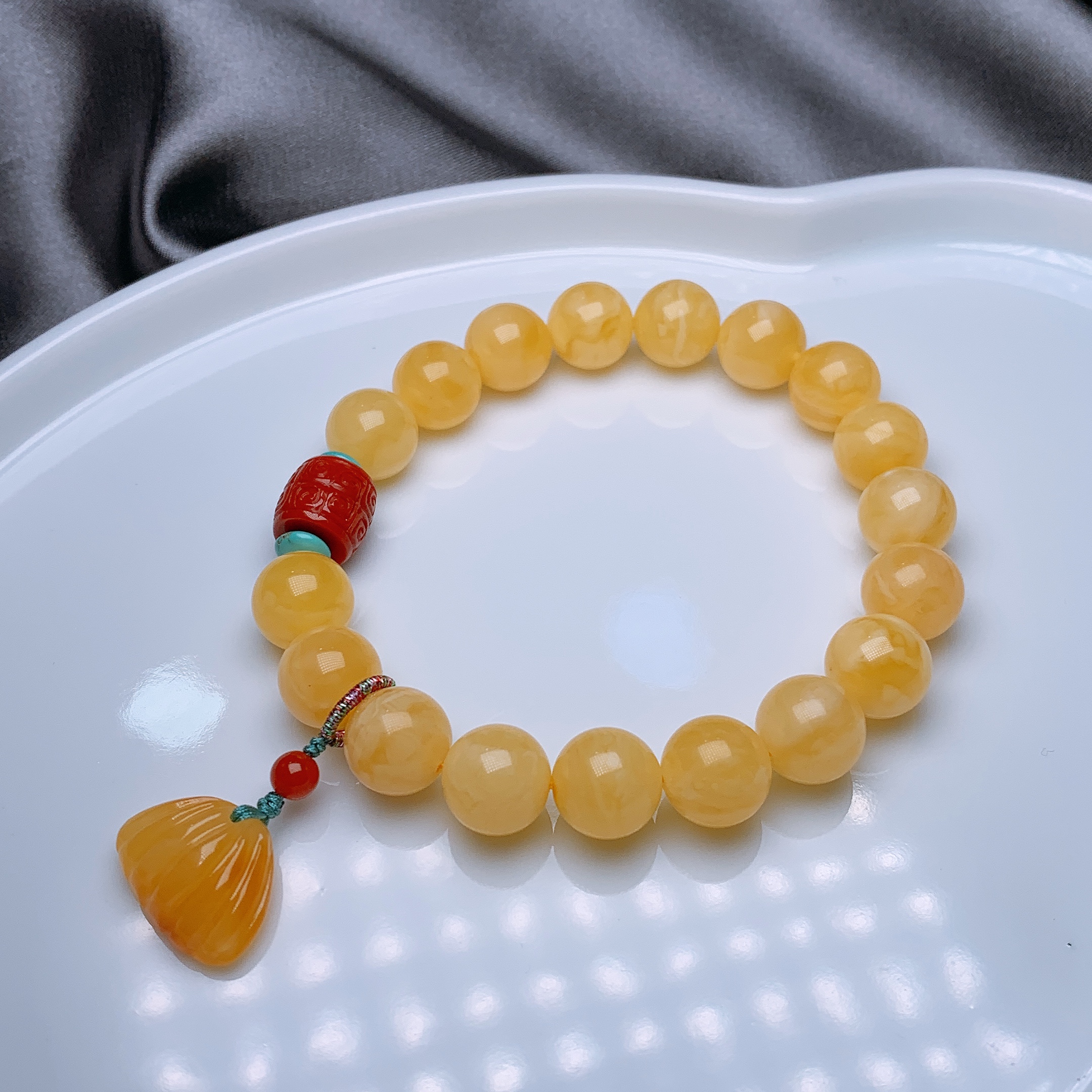 11mm natural chicken fat yellow beeswax bracelet Item Picture