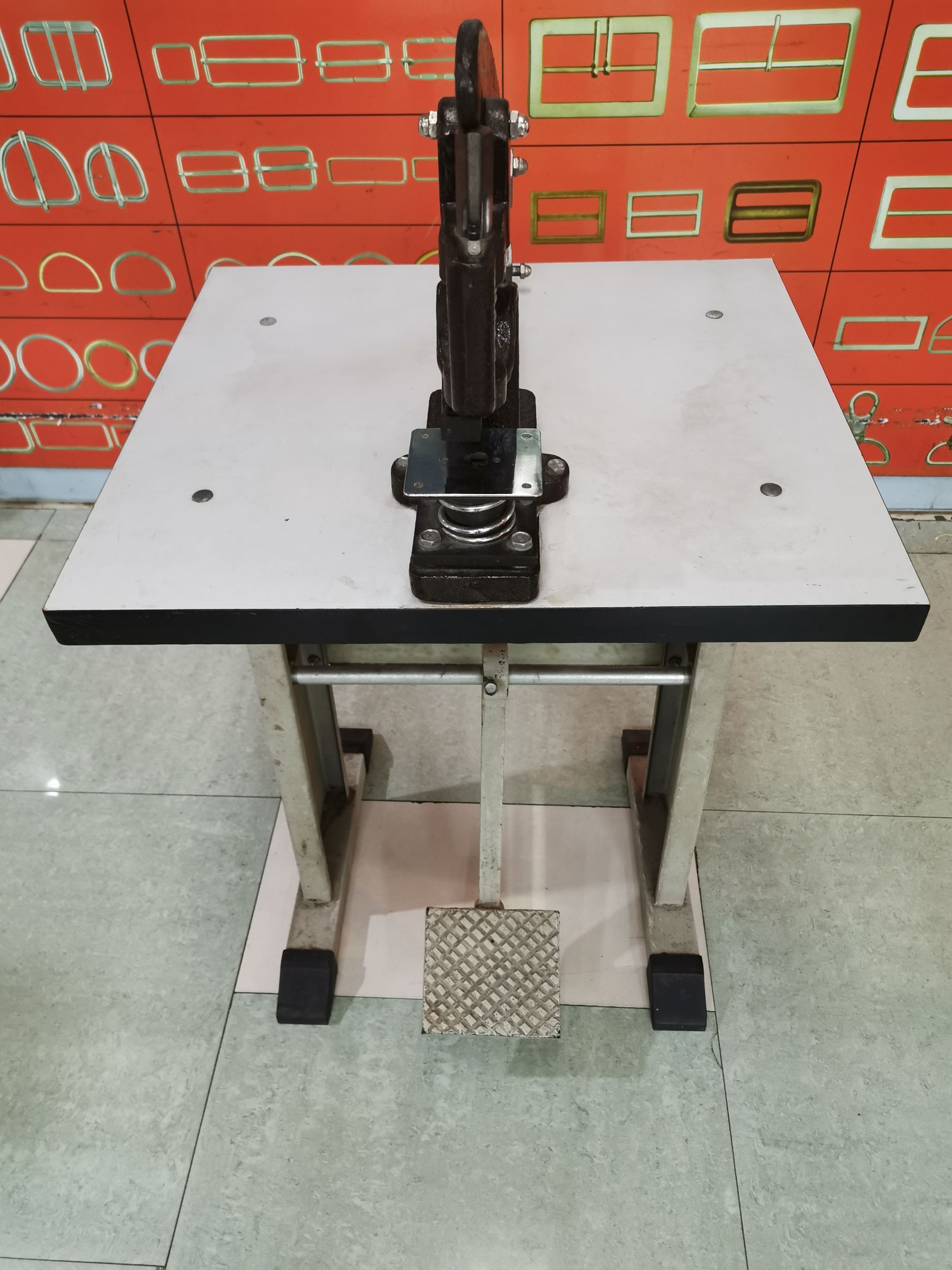 【 Chaoshicheng 】 Factory direct sales of three-prong trouser hook foot pedal machine with three-prong trouser hook mold and three-prong foot pedal machine detail image 3