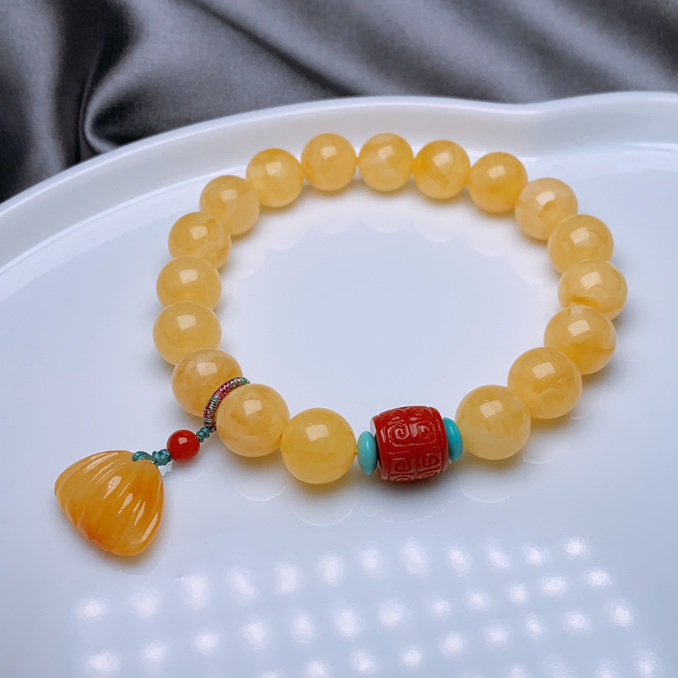 11mm natural chicken fat yellow beeswax bracelet Application Scenario