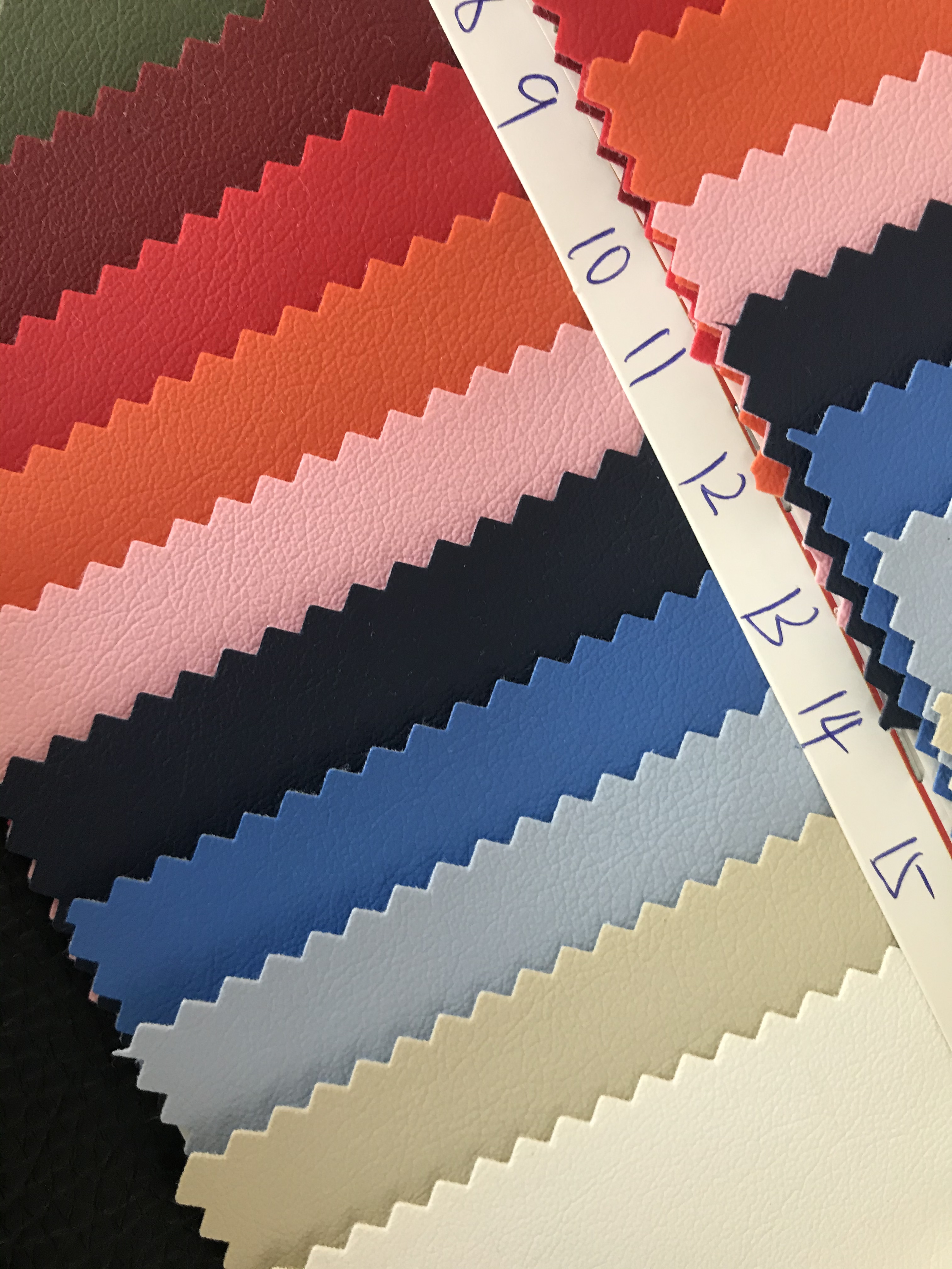 工厂直销环保皮革纳帕纹亚光细纹皮软面人造革PVC适用于箱包皮带服装帽子手套体育用品家装软硬包沙发白底实物图