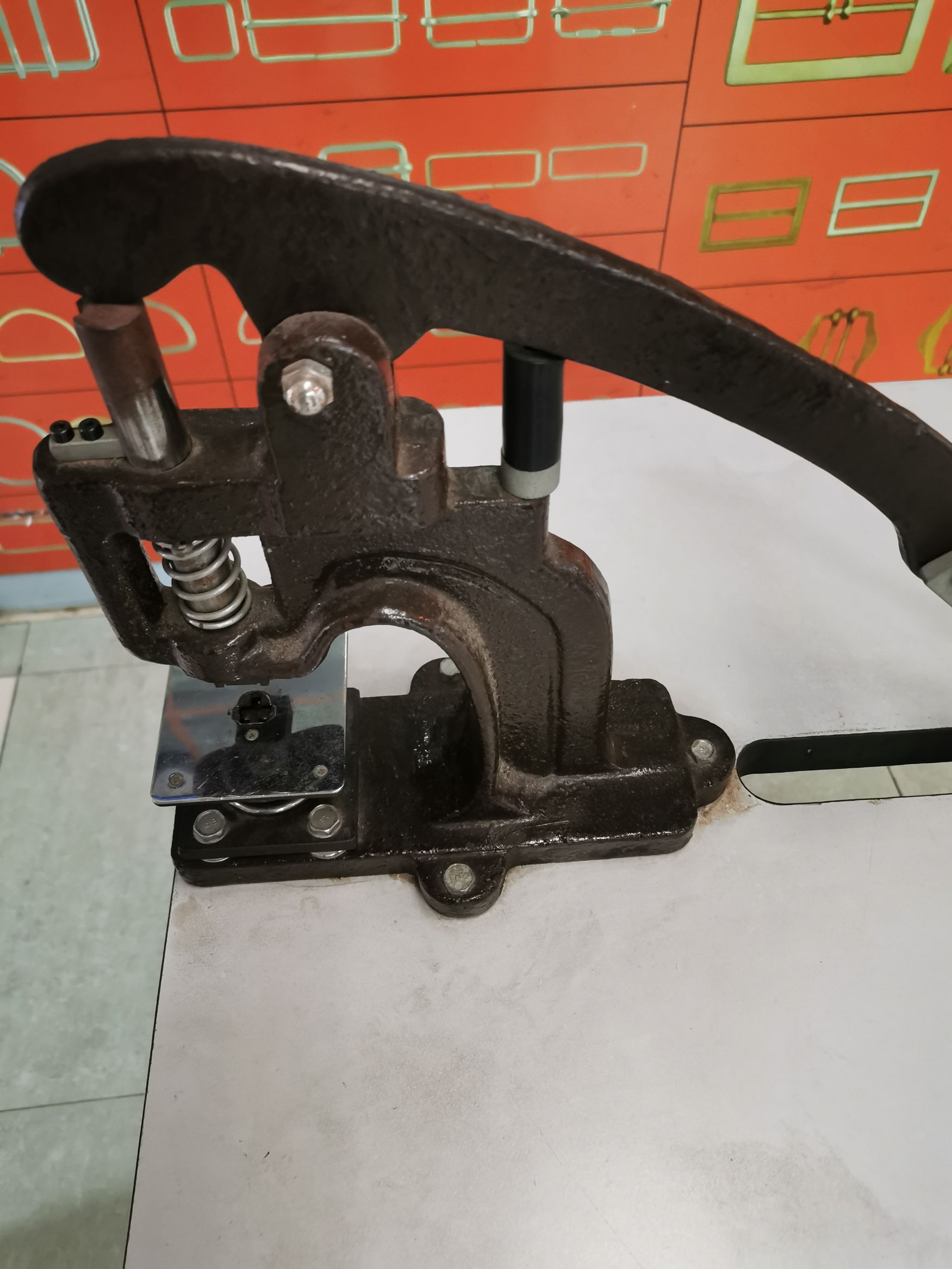 【 Chaoshicheng 】 Factory direct sales of three-prong trouser hook foot pedal machine with three-prong trouser hook mold and three-prong foot pedal machine detail image 2