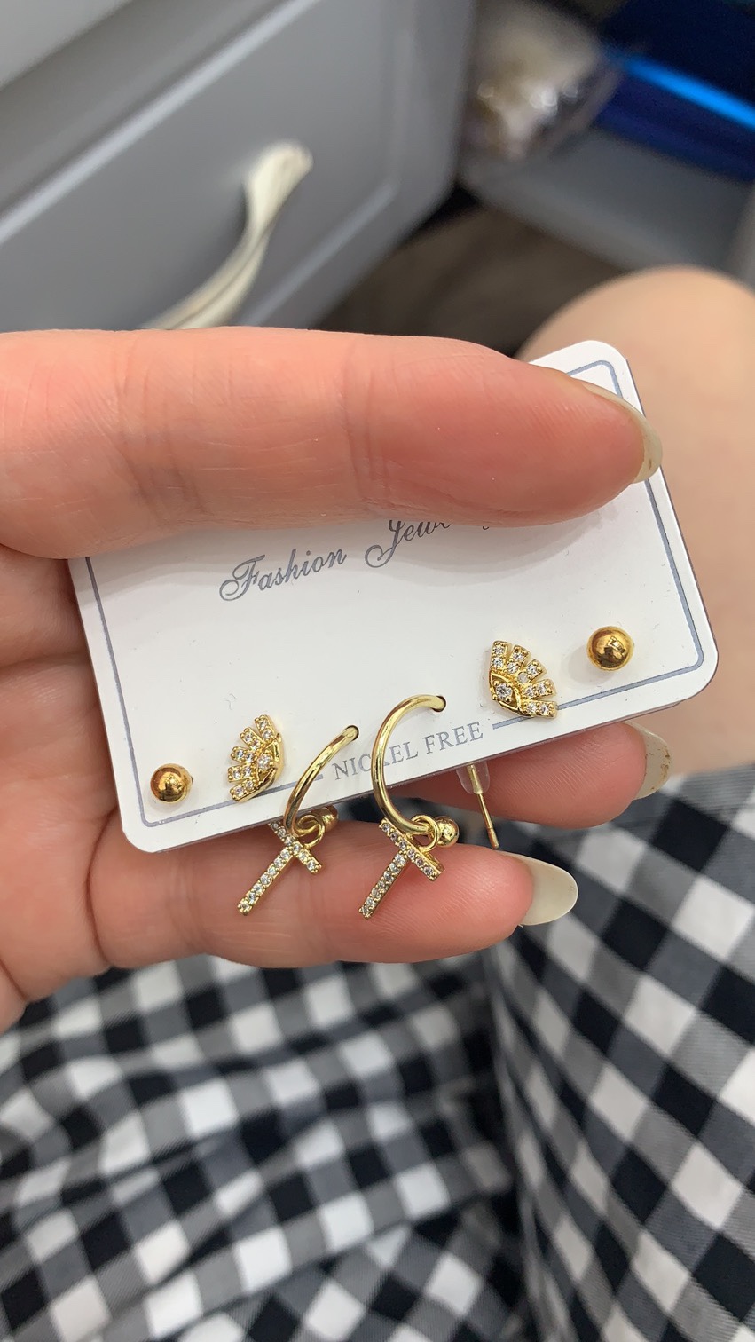 Heart-shaped stud earrings details Picture