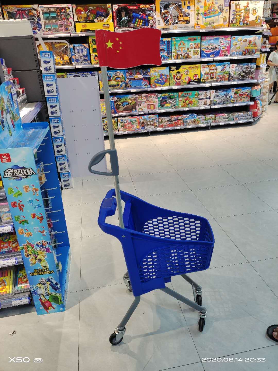 Web celebrity pet shop decor: pink girl heart supermarket shopping cart/trolley photo prop web celebrity pet shop decor details Picture