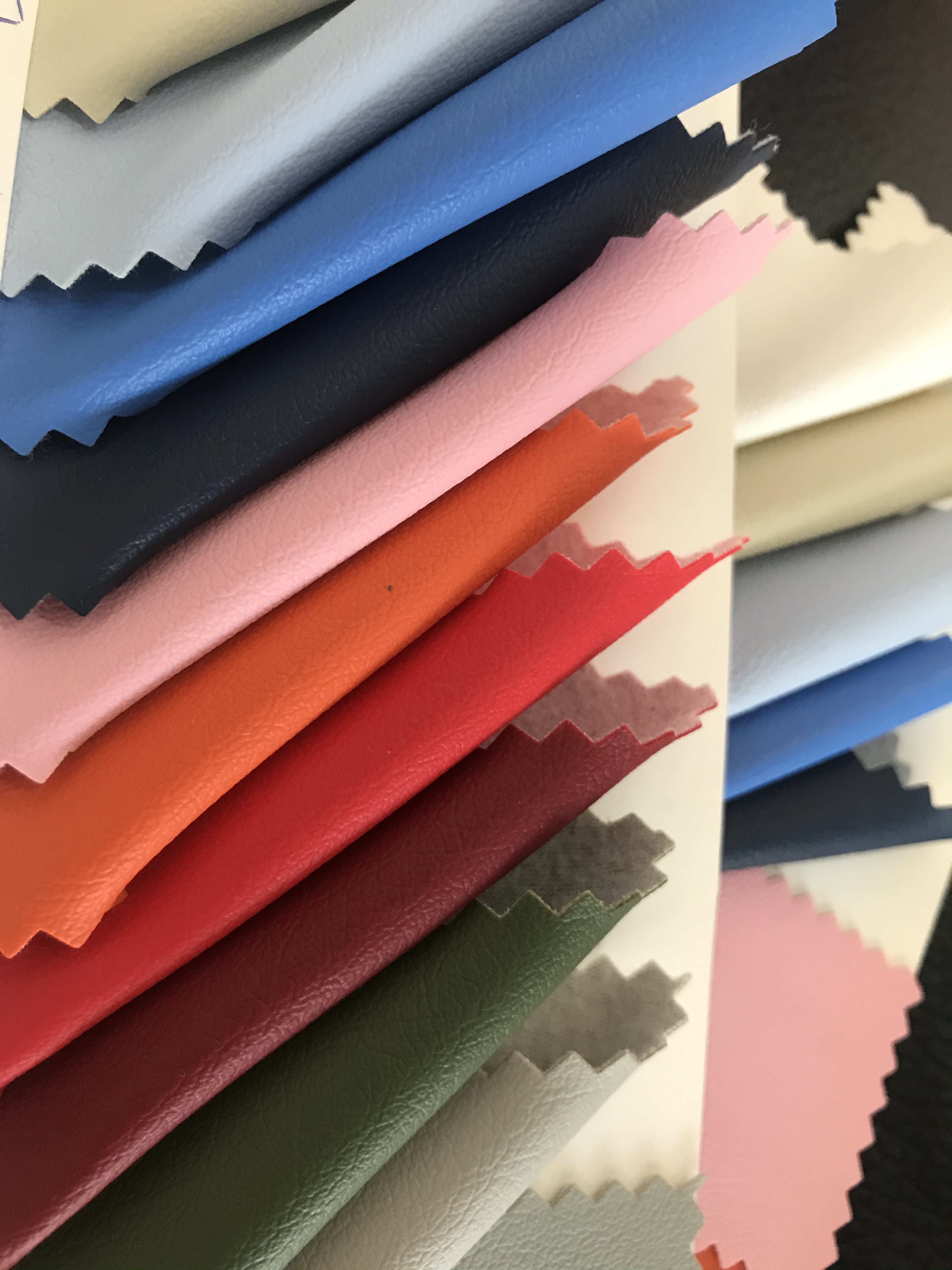 工厂直销环保皮革纳帕纹亚光细纹皮软面人造革PVC适用于箱包皮带服装帽子手套体育用品家装软硬包沙发产品图