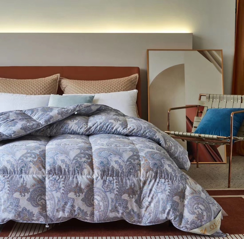 The white goose down quilt is in full bloom