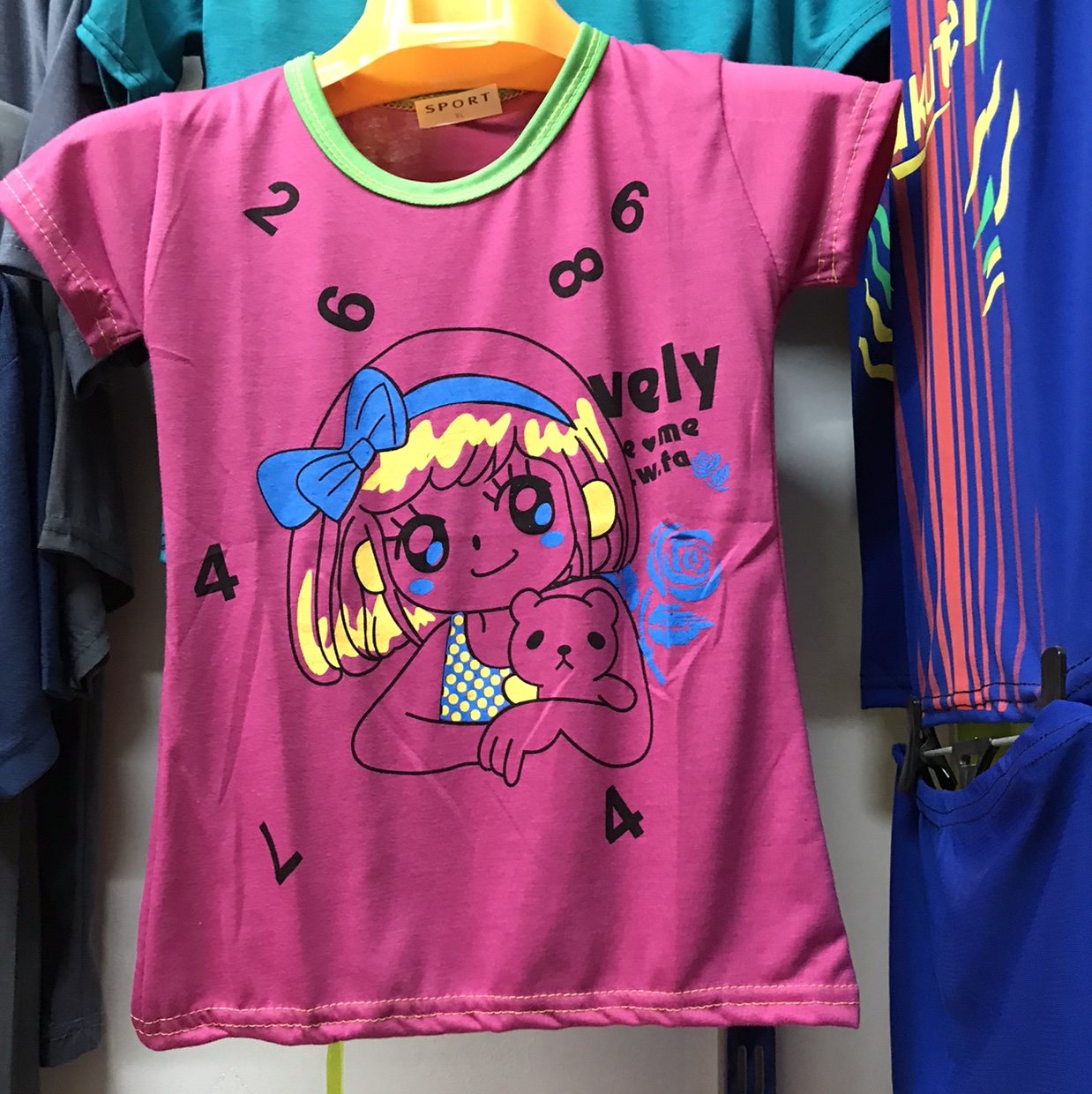 A girl's round-neck printed short-sleeved shirt