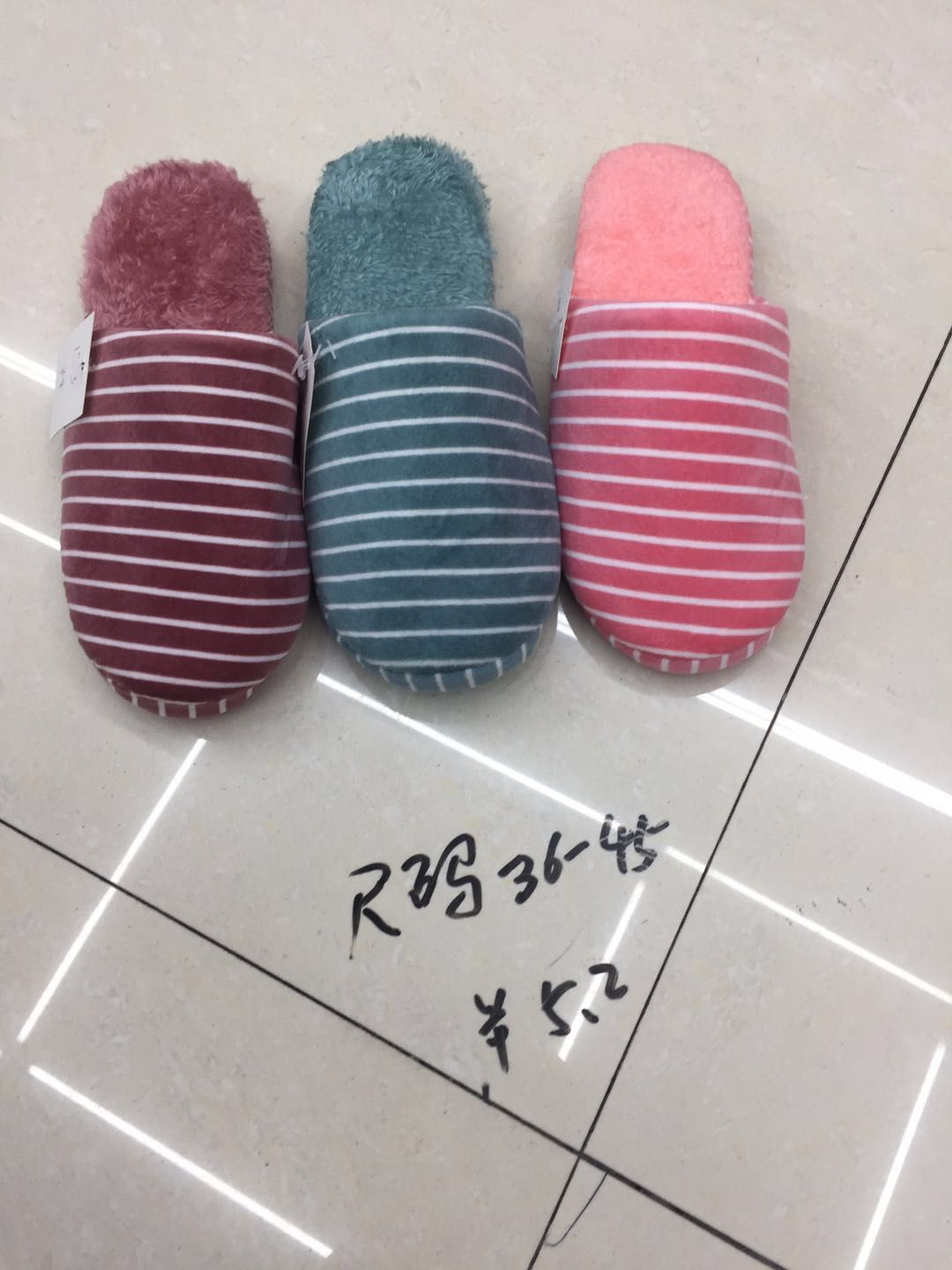 New autumn and winter warm home plush slippers for export wholesale 41500 slippers autumn and winter home slippers anti-slip new slippers for export wholesale
