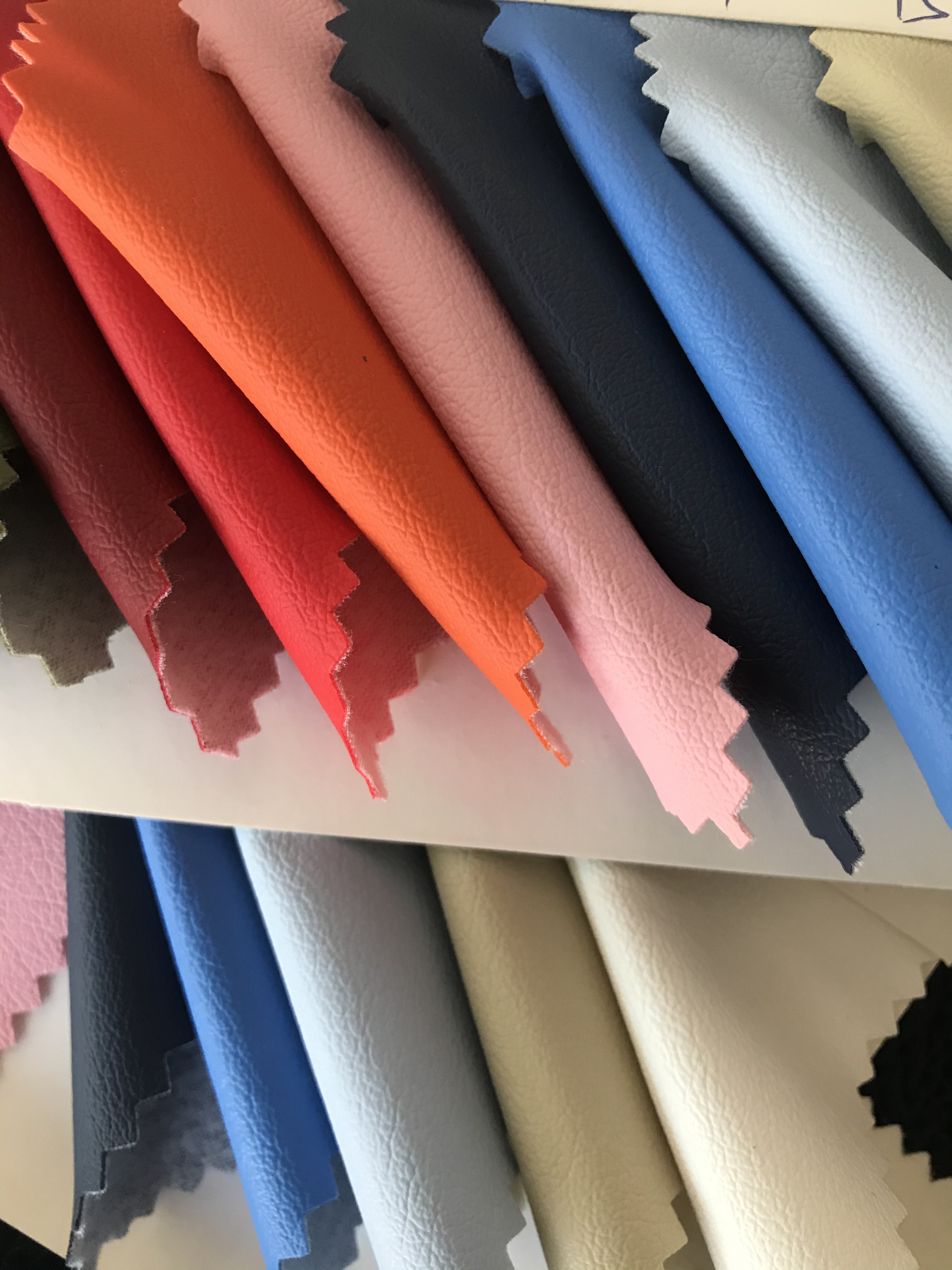 工厂直销环保皮革纳帕纹亚光细纹皮软面人造革PVC适用于箱包皮带服装帽子手套体育用品家装软硬包沙发细节图