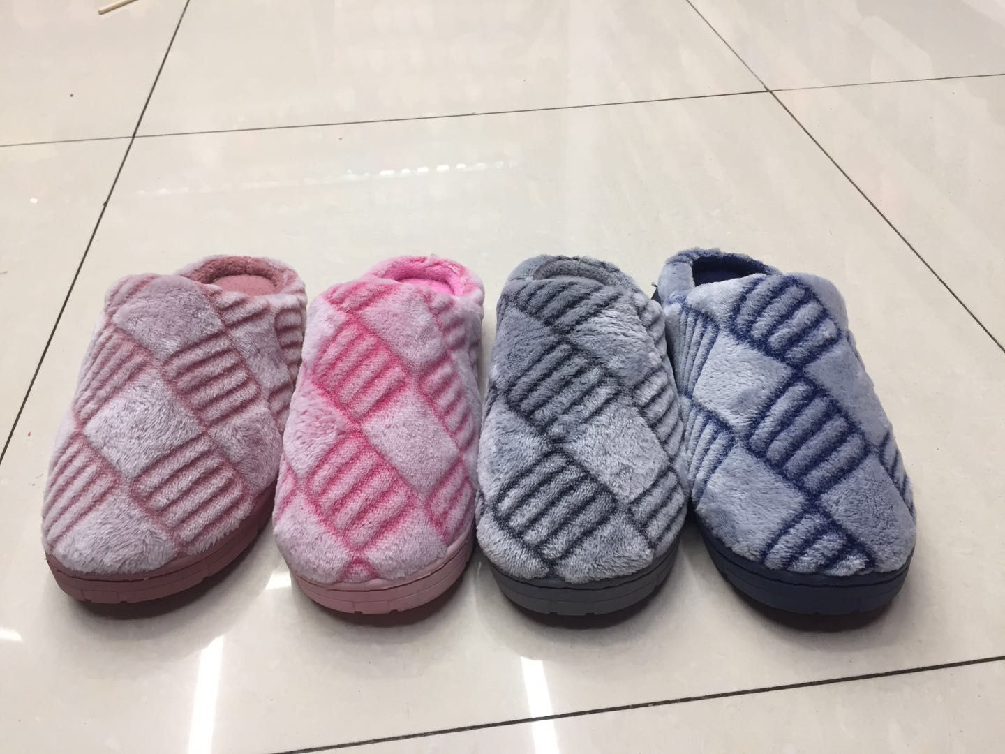 New autumn and winter home plush slippers for export wholesale. Lisheng Shoe Industry's slippers for autumn and winter home, anti-slip new slippers for export wholesale