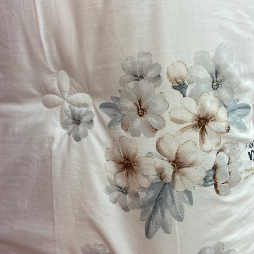 Gold-embossed winter quilt