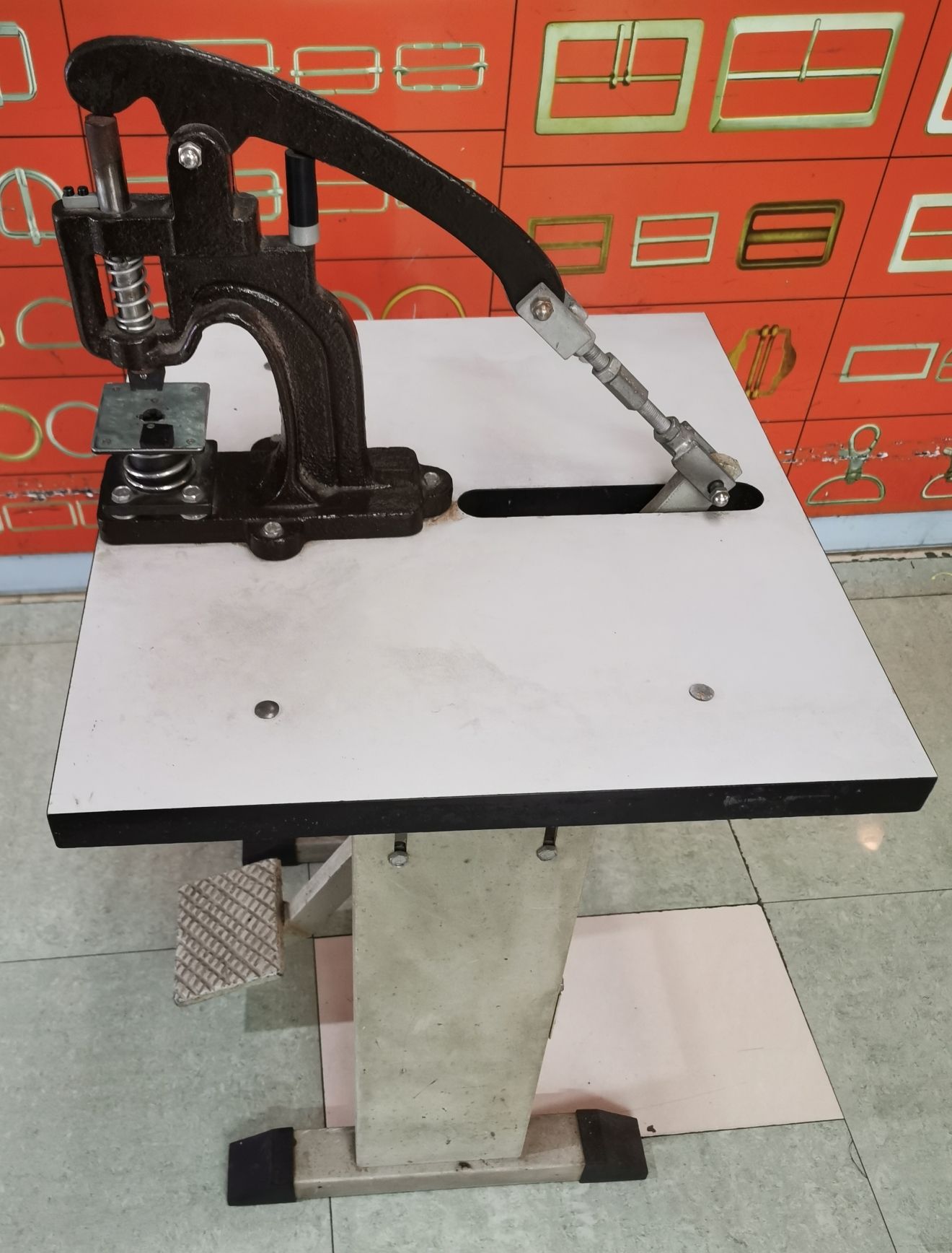 【 Chaoshicheng 】 Factory direct sales of three-prong trouser hook foot pedal machine with three-prong trouser hook mold and three-prong foot pedal machine detail image 1