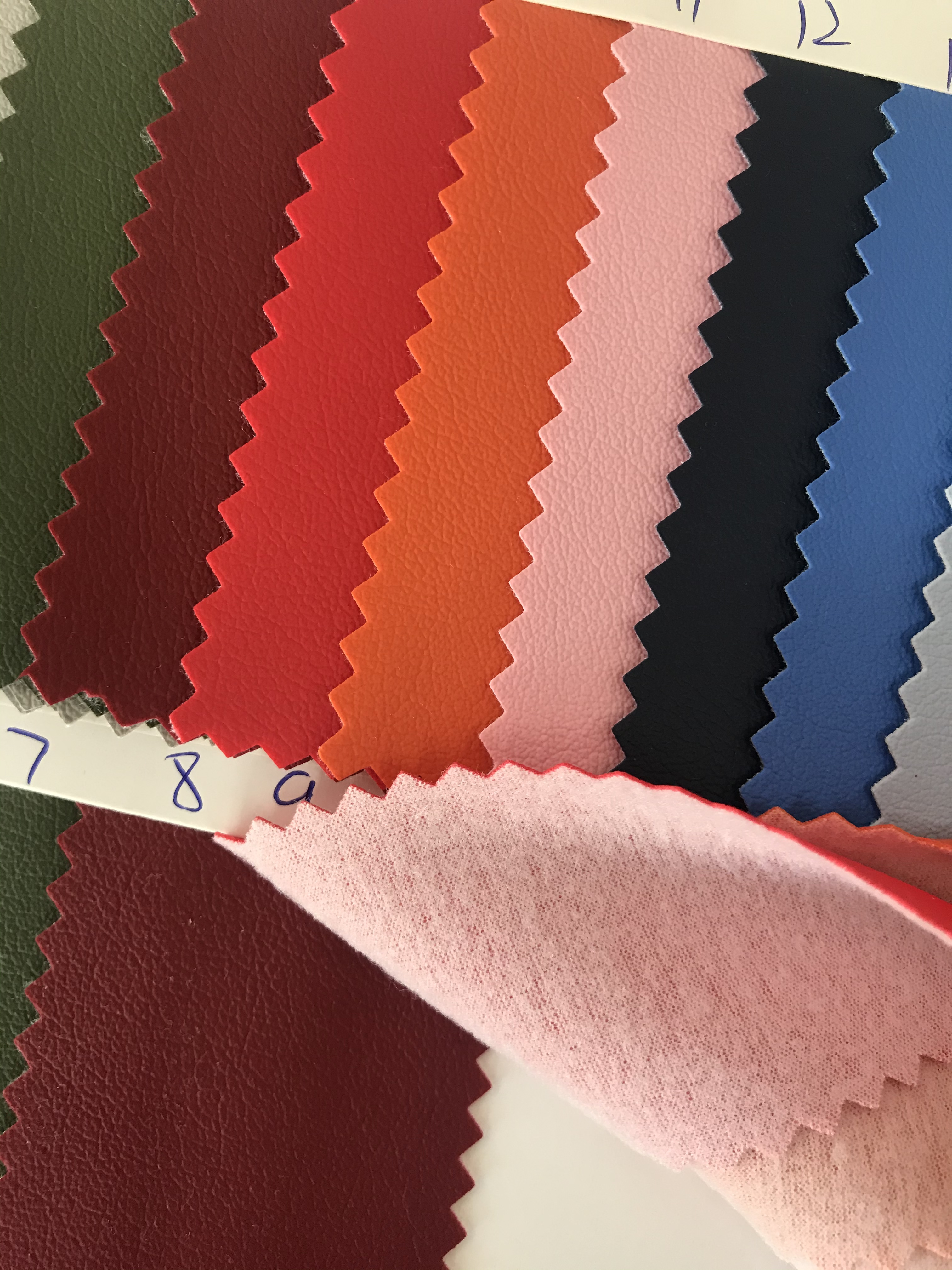 工厂直销环保皮革纳帕纹亚光细纹皮软面人造革PVC适用于箱包皮带服装帽子手套体育用品家装软硬包沙发详情图6