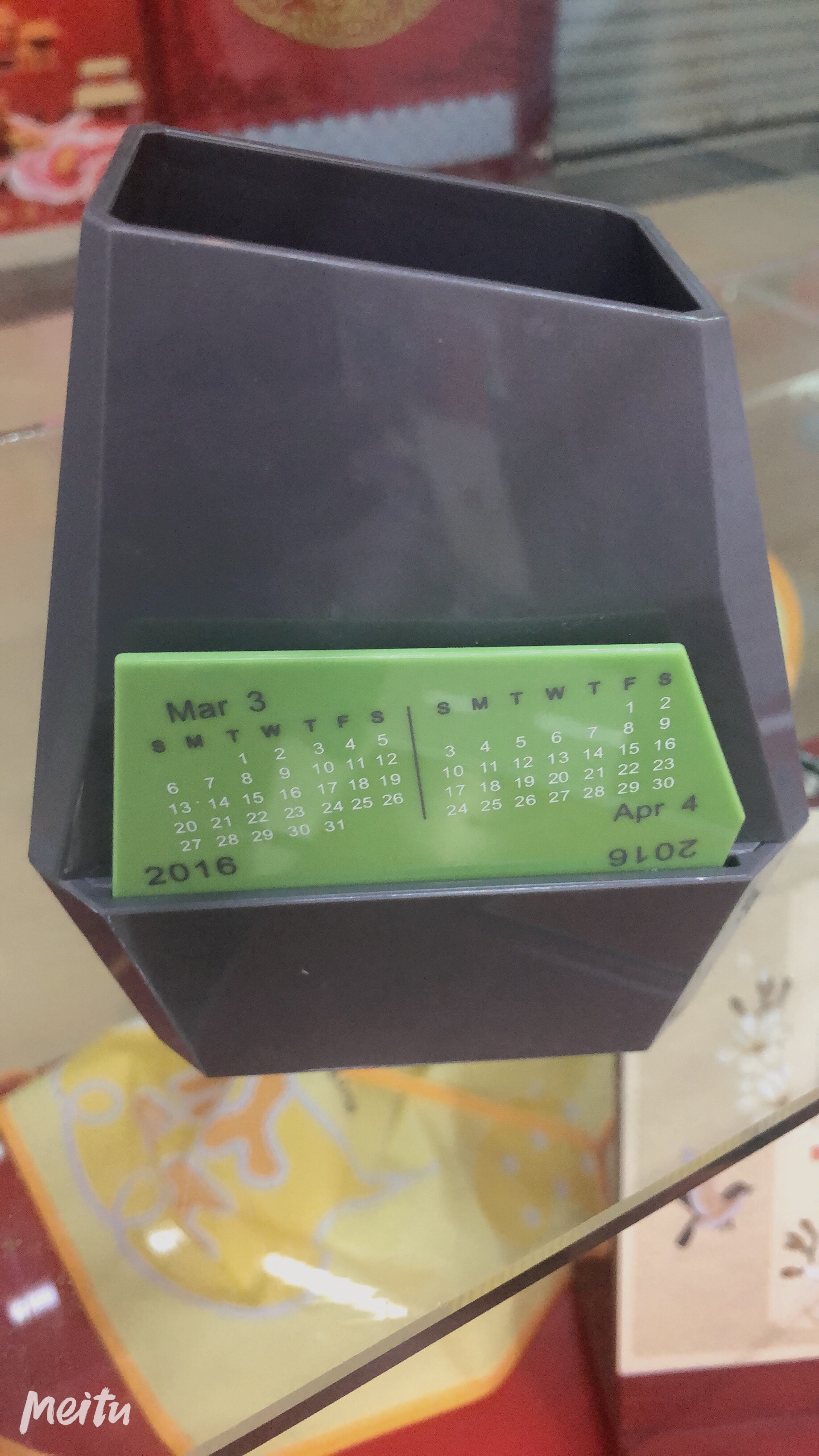 塑料制品台历 笔筒摆件产品图