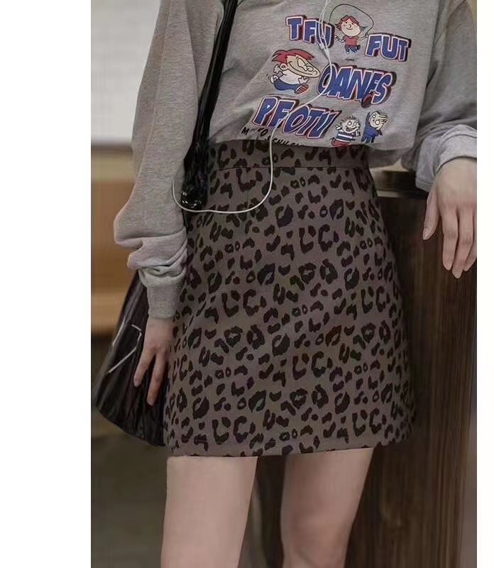 The 2020 autumn new collection features a Western-style Korean leopard print high waist and hip skirt, a one-step short skirt, and a versatile Golden Swallow Application Scenario