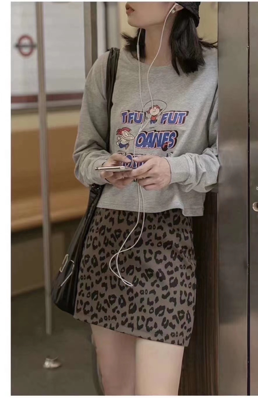 The 2020 autumn new collection features a Western-style Korean leopard print high waist and hip skirt, a one-step short skirt, and a versatile Golden Swallow Specification image