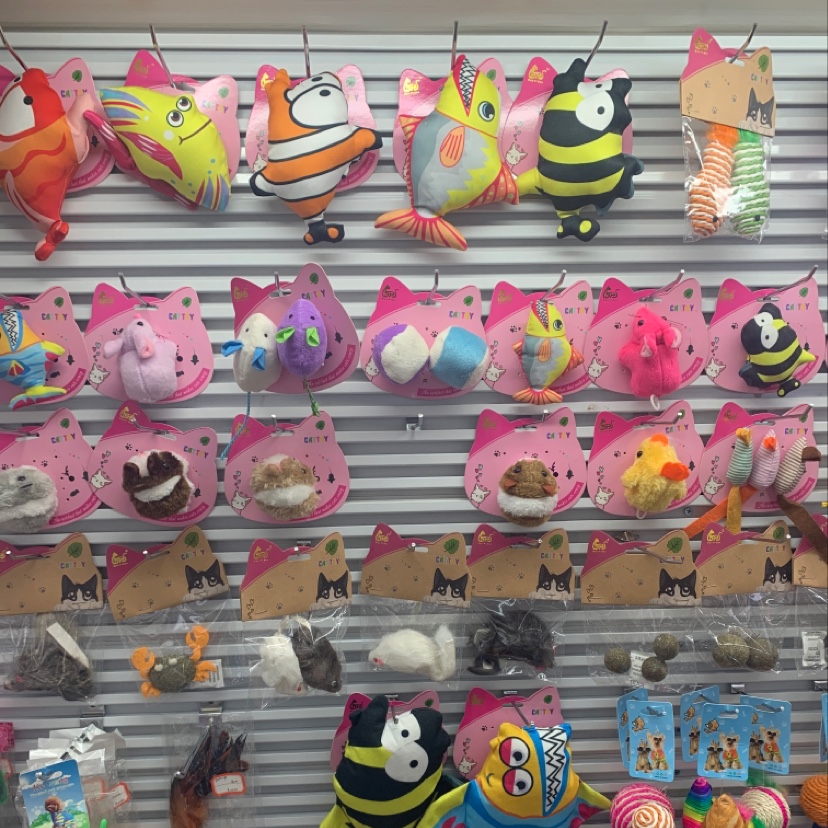 Diverse pet toys