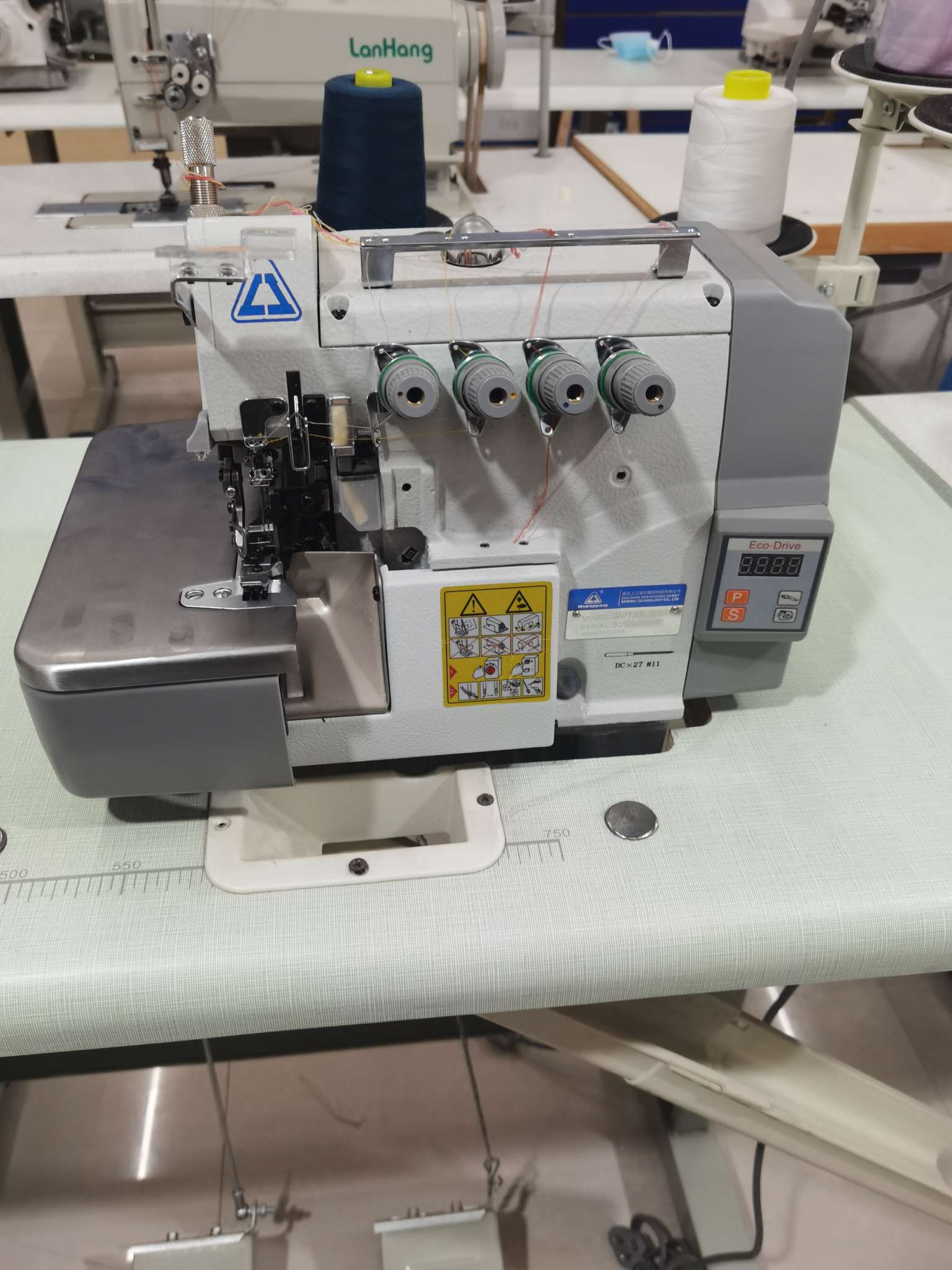 Four-wire overlock machine pic 3