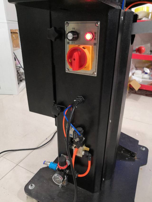 The manufacturer independently developed an automatic corn-punching machine detail image 1