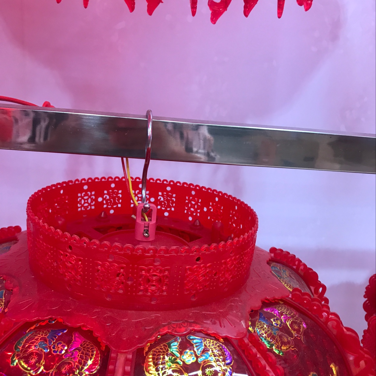 Rotating horse lanterns, all red. Gilded crystal chandelier. Item Picture
