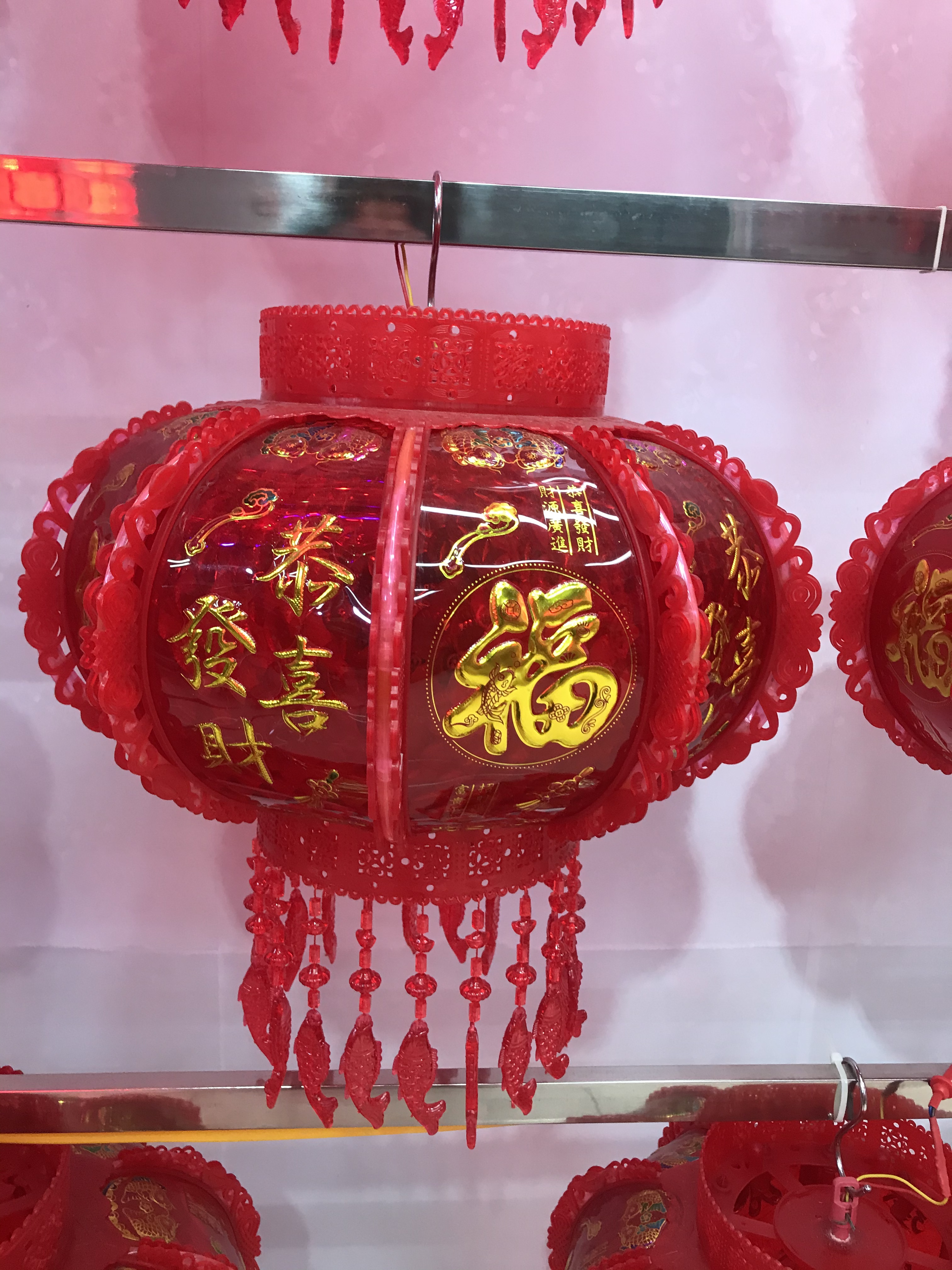 Rotating horse lanterns, all red. Gilded crystal chandelier. details Picture