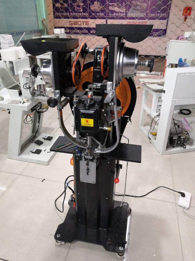 The manufacturer independently developed an automatic corn-punching machine detail image 3