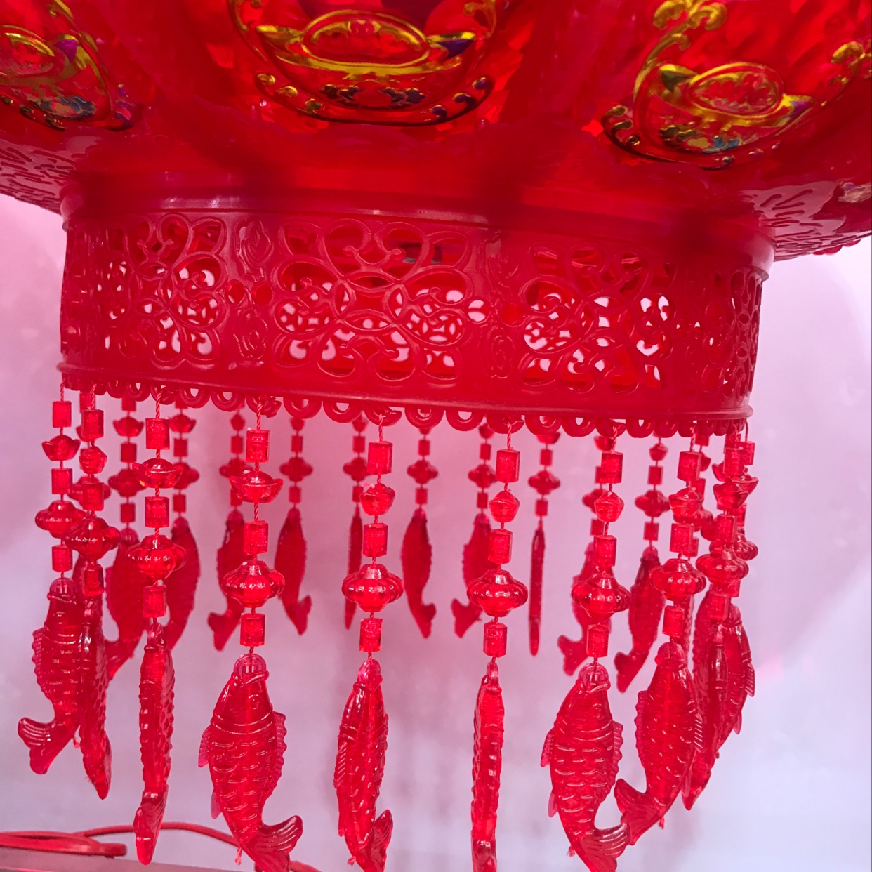 Rotating horse lanterns, all red. Gilded crystal chandelier. Application Scenario