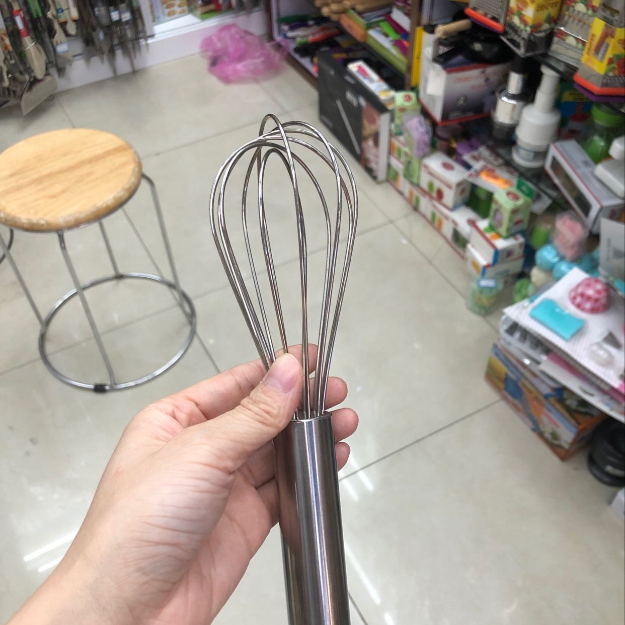 Kitchenware baking products, 6-wire large tube stainless steel 10-inch egg beater, factory direct sales price Application Scenario