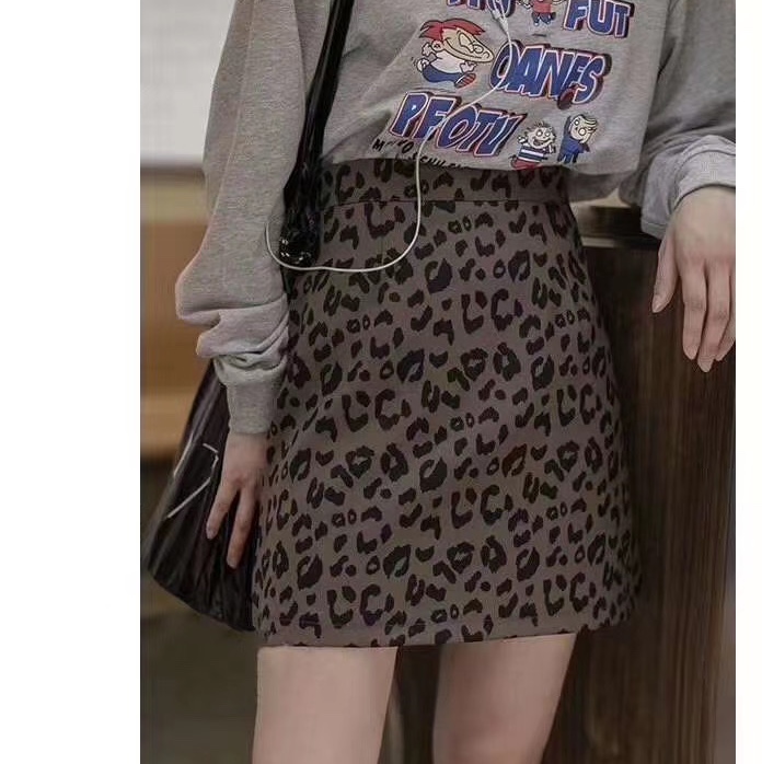 The 2020 autumn new collection features a Western-style Korean leopard print high waist and hip skirt, a one-step short skirt, and a versatile Golden Swallow