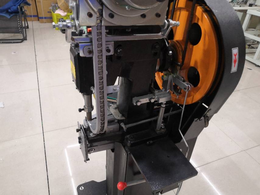 The manufacturer independently developed an automatic corn-punching machine detail image 2