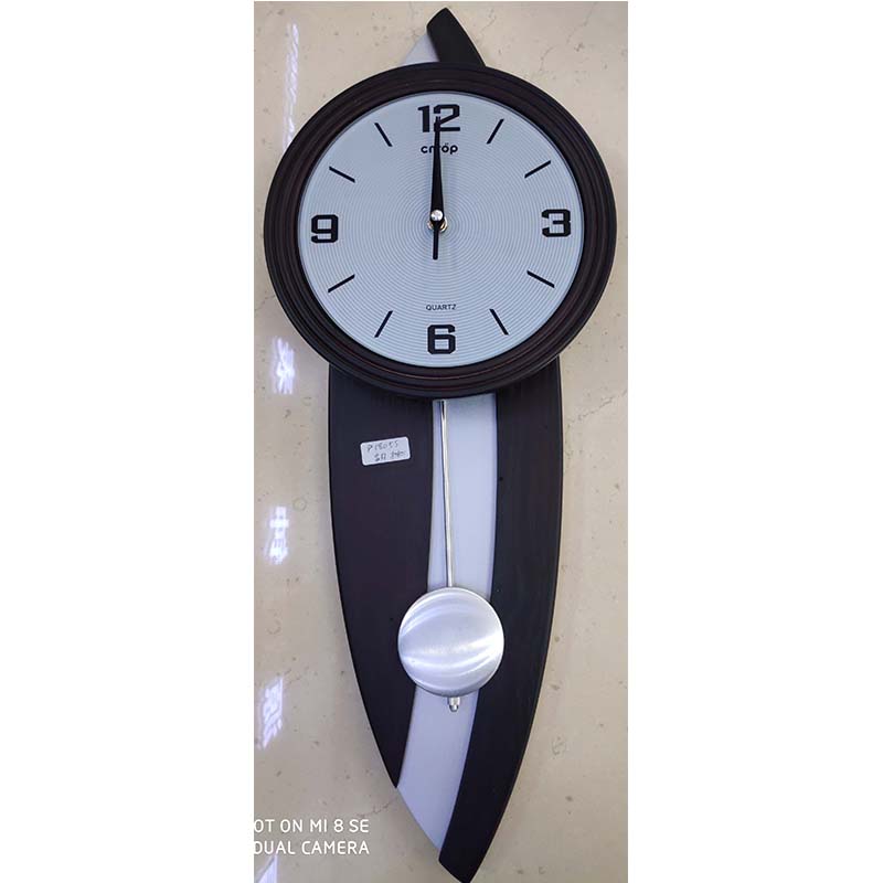 A light luxury, elegant and simple solid wood wall clock with silent scanning