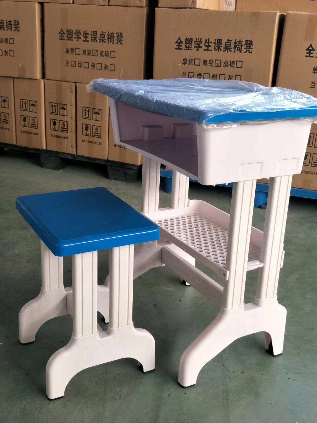 Children's study desks and chairs, a magic tool for homework details Picture