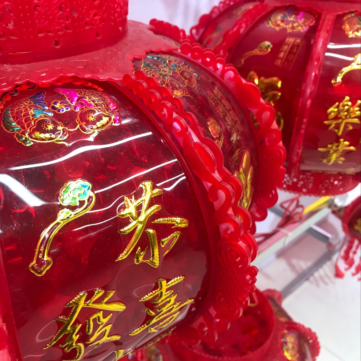 Rotating horse lanterns, all red. Gilded crystal chandelier. undefined