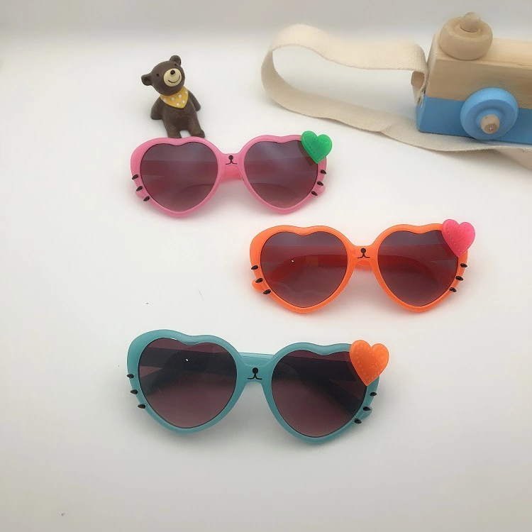 1308儿童桃心太阳镜细节图