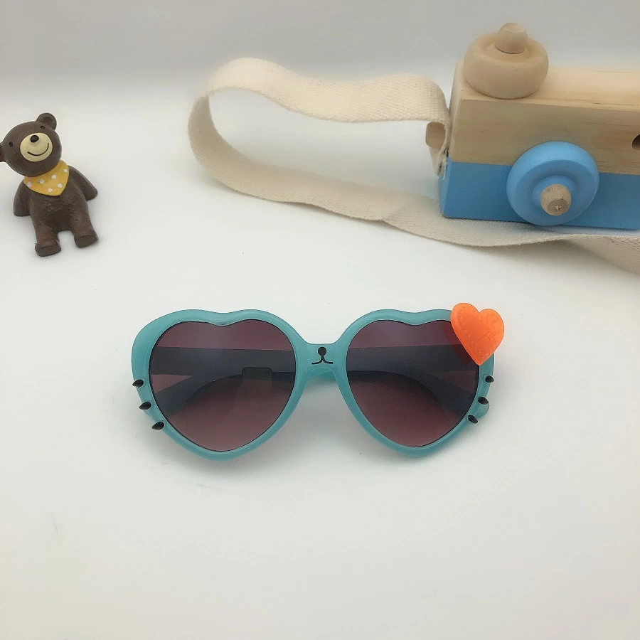1308儿童桃心太阳镜白底实物图