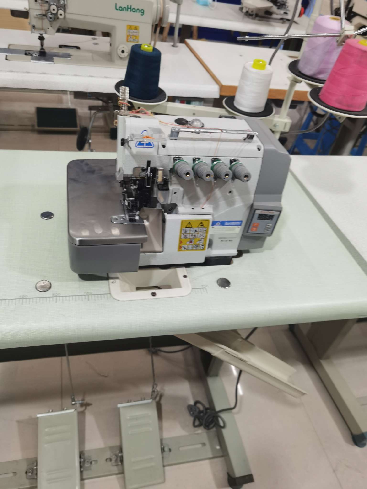 Four-wire overlock machine pic 1