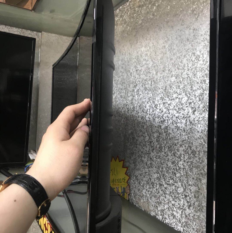 A 32-curved ordinary LCD TV