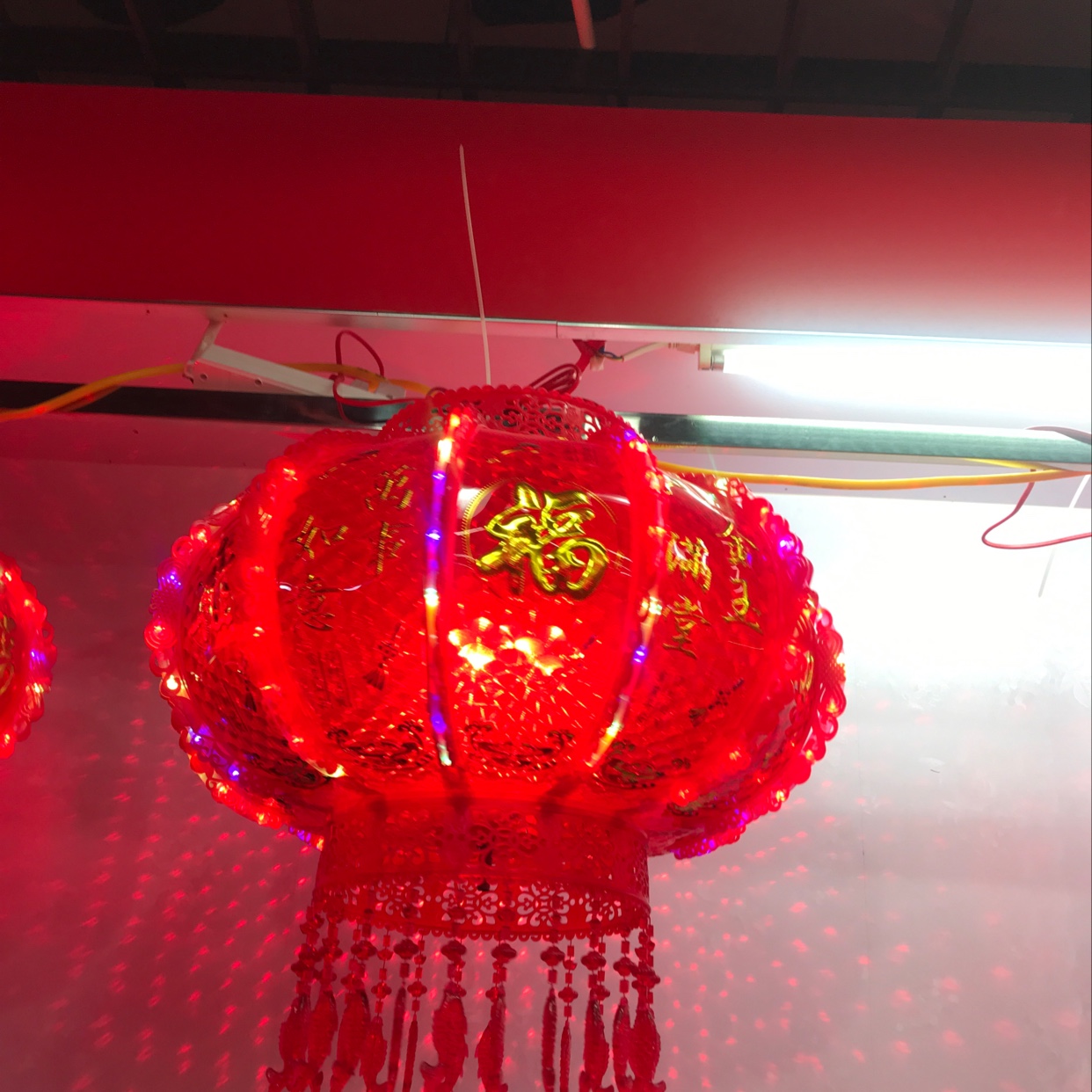 Rotating horse lanterns, all red. Gilded crystal chandelier. Specification image