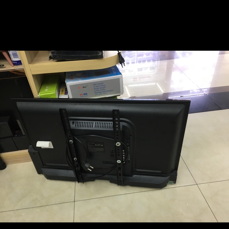 A 32-inch double-glass ordinary TV set