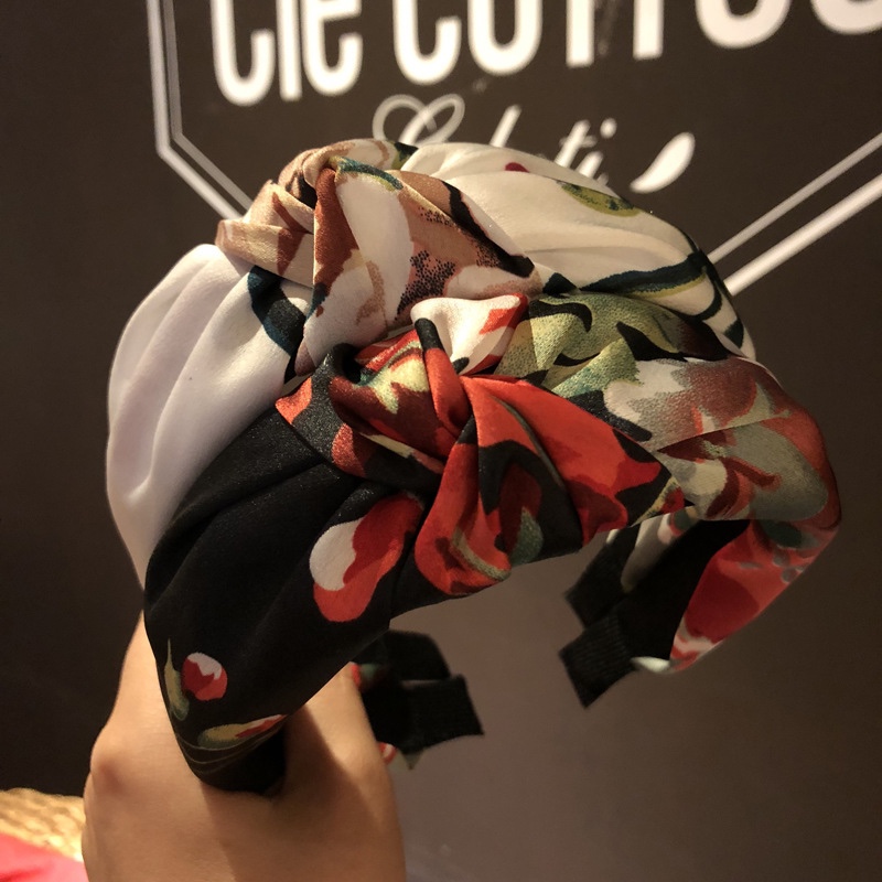 2020 Autumn New Wide Edge Flower Cloth Knotted Headband Accessories Korean Style Pattern Single Hair Accessories Manufacturers Wholesale Application Scenario