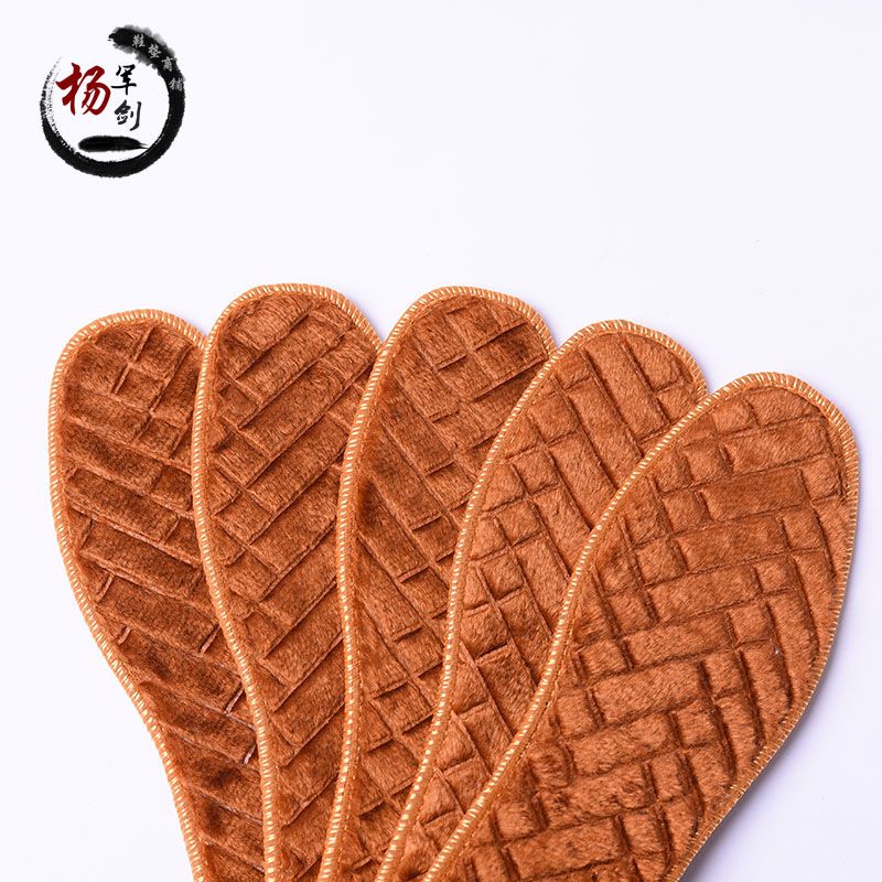 Warm embossed insoles for feet detail image 2