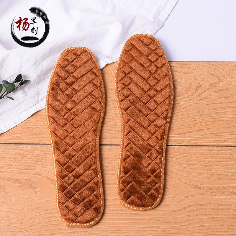 Warm embossed insoles for feet detail image 3