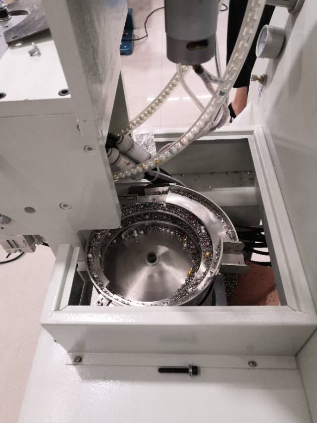 The manufacturer independently developed a fully automatic beading machine pic 1