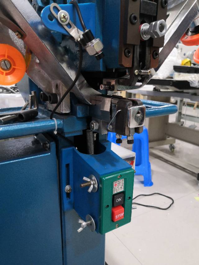 The new type of fully automatic high-performance buttoning and nailing machine independently developed by the manufacturer detail image 2